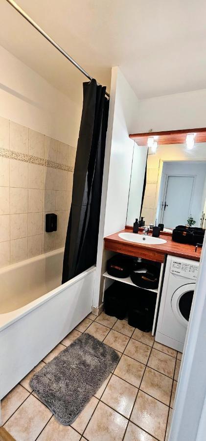 L'Evasion Cergy: Downtown Retreat with Parking & Entertainment Apartment Exterior photo